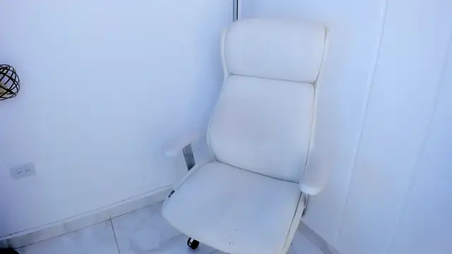 dominique21  online show from November 13, 2025, 5:44 am