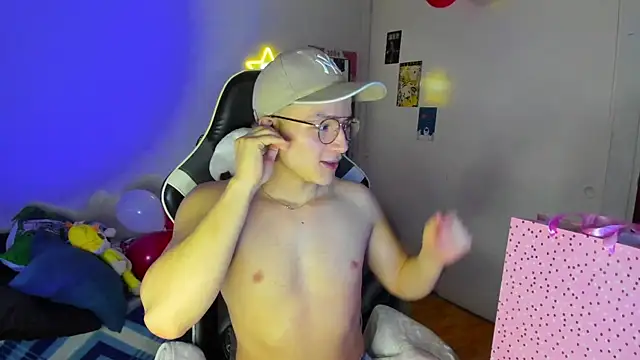 AustinSummerr online show from February 5, 2025, 11:44 am