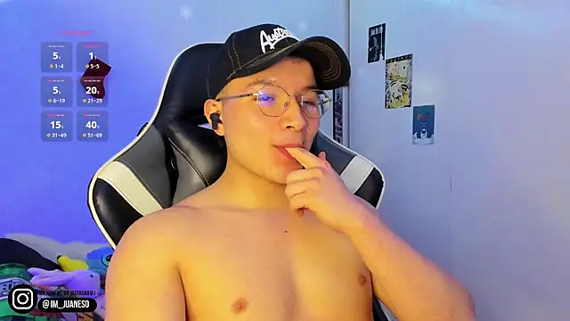 AustinSummerr online show from January 3, 2025, 3:44 pm