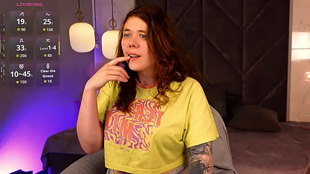 Snapshot of SophiePure chatting on January 17, 2026, 8:23 pm SophiePure online show from January 17, 2026, 8:23 pm