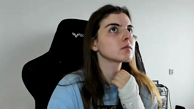 Snapshot of emmamurrr chatting on December 3, 2025, 10:47 am emmamurrr online show from December 3, 2025, 10:47 am