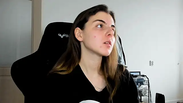 Snapshot of emmamurrr chatting on November 6, 2025, 8:40 am emmamurrr online show from November 6, 2025, 8:40 am