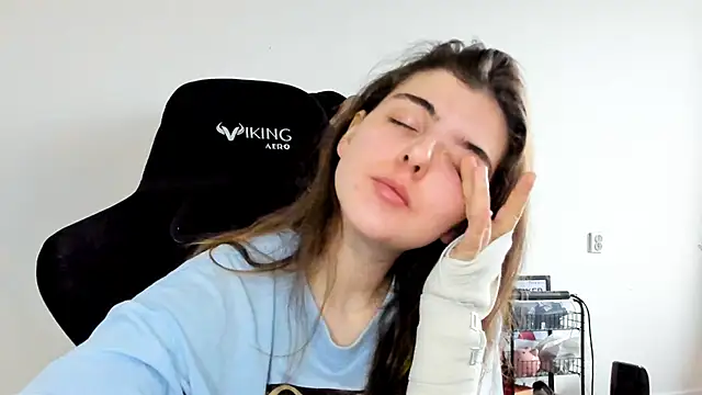 Snapshot of emmamurrr chatting on December 1, 2025, 9:43 am emmamurrr online show from December 1, 2025, 9:43 am