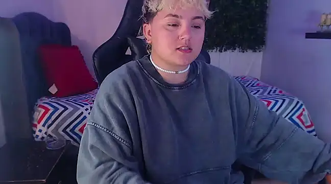 isabeautyx19 online show from February 19, 2025, 2:33 am