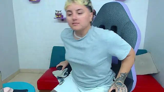 isabeautyx19 online show from February 22, 2025, 2:06 am