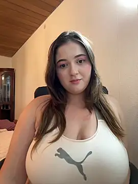 Snapshot of Kamilla_Loop chatting on September 17, 2025, 8:33 pm Kamilla Loop online show from September 17, 2025, 8:33 pm