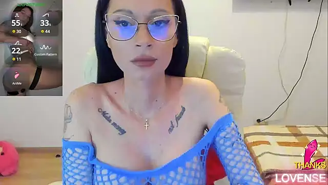 kissnicol32 online show from May 13, 2026, 4:14 pm