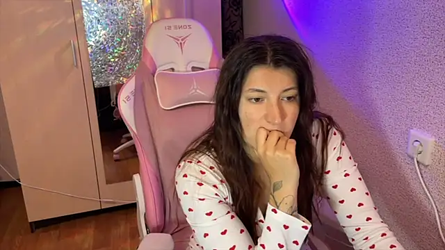 Katrin  kiss online show from April 13, 2026, 3:05 pm