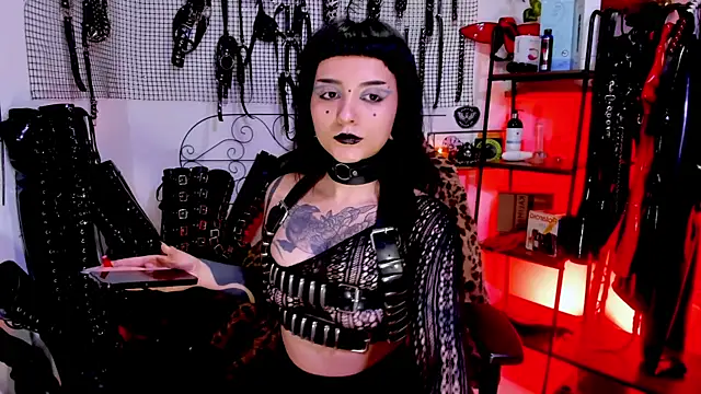 Snapshot of Agatha_BDSM chatting on October 1, 2025, 8:24 pm Agatha BDSM online show from October 1, 2025, 8:24 pm
