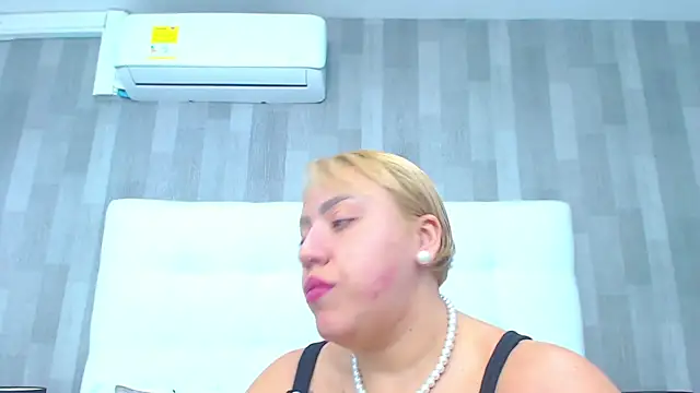 LeahMillerr online show from December 3, 2025, 1:32 pm