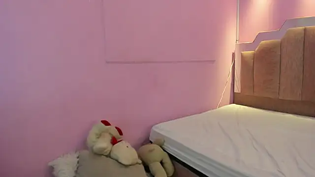 Snapshot of LoveQueen2 chatting on February 11, 2026, 12:05 pm LoveQueen2 online show from February 11, 2026, 12:05 pm