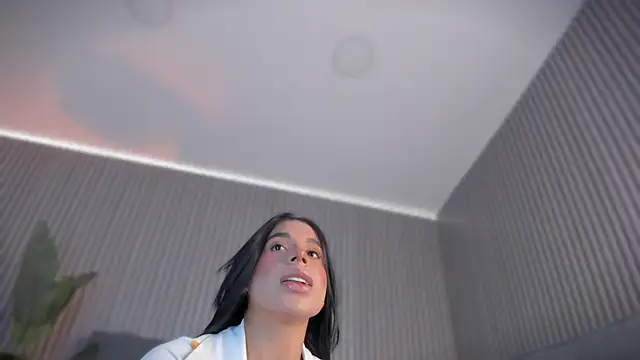 emelie 89 online show from May 13, 2026, 10:11 am