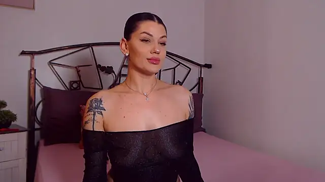 Snapshot of YvonneEverlee chatting on April 22, 2026, 7:42 pm YvonneEverlee online show from April 22, 2026, 7:42 pm