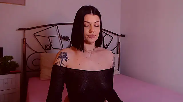 Snapshot of YvonneEverlee chatting on February 23, 2026, 9:04 pm YvonneEverlee online show from February 23, 2026, 9:04 pm