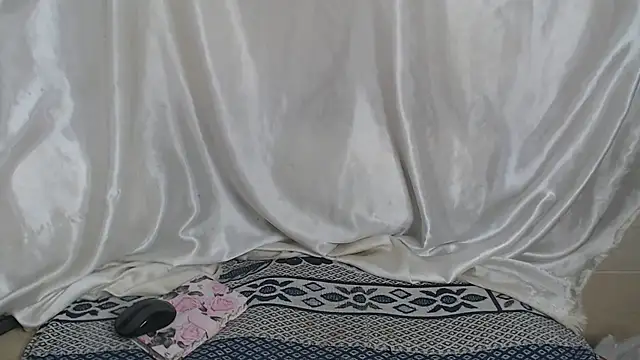 Burberrry  online show from October 21, 2025, 7:57 pm