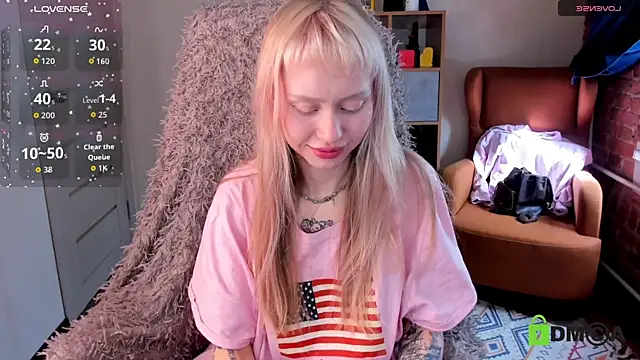 Snapshot of MalenaErnman chatting on April 12, 2026, 10:40 am MalenaErnman online show from April 12, 2026, 10:40 am