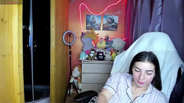 Fiery Brunette  online show from March 31, 2026, 11:45 am