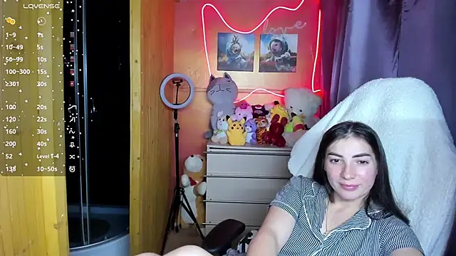 Fiery Brunette  online show from October 13, 2025, 5:47 pm