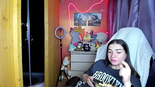 Fiery Brunette  online show from March 27, 2026, 4:43 am