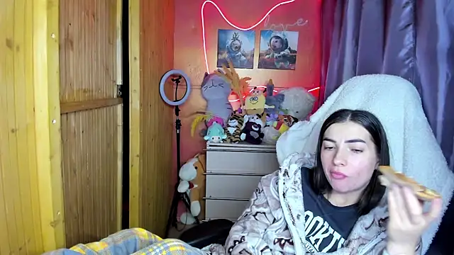 Fiery Brunette  online show from April 17, 2026, 6:49 am