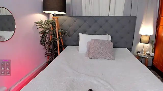 Snapshot of Lauren-Rosse chatting on February 19, 2026, 8:50 pm Lauren-Rosse online show from February 19, 2026, 8:50 pm