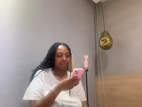 Snapshot of ChocolateCakeQueen chatting on July 18, 2026, 1:47 am ChocolateCakeQueen online show from July 18, 2026, 1:47 am