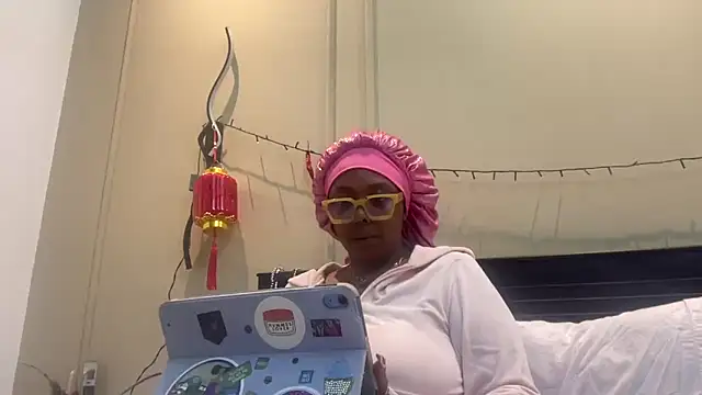 ChocolateCakeQueen online show from March 11, 2025, 7:57 am