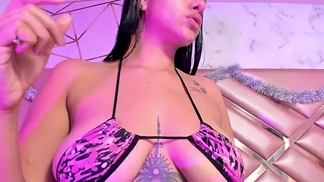 KendallFox1 online show from December 27, 2024, 12:01 pm