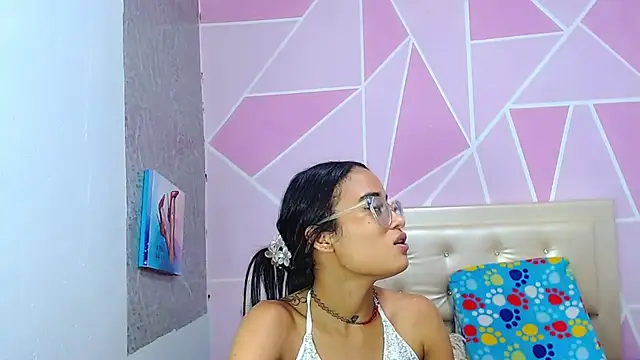 Snapshot of AngeDrty chatting on June 17, 2026, 2:33 am AngeDrty online show from June 17, 2026, 2:33 am