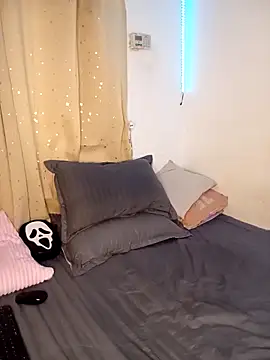 Isabella Du online show from October 21, 2025, 1:21 pm