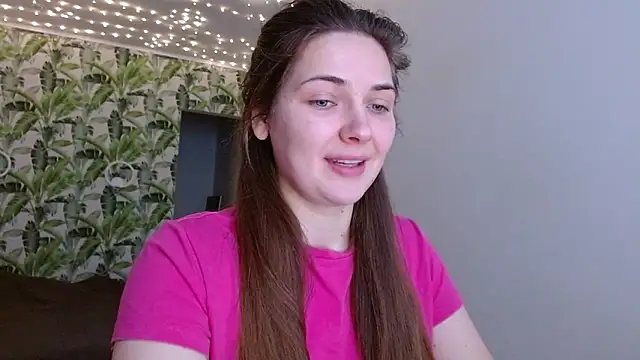 Snapshot of Olivia_shine chatting on January 13, 2026, 5:33 am Olivia shine online show from January 13, 2026, 5:33 am