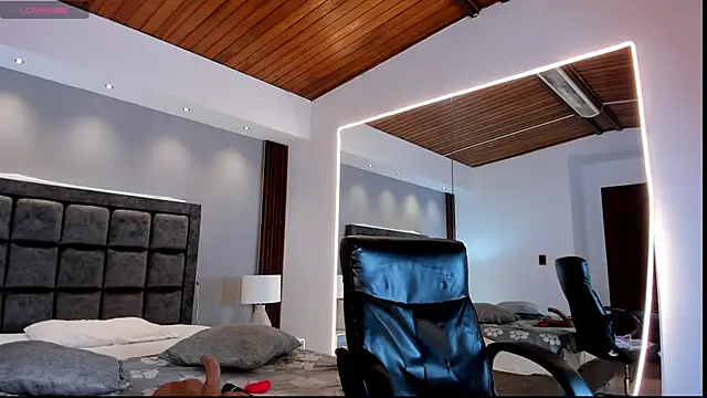 victoria mooree online show from March 20, 2025, 7:25 pm