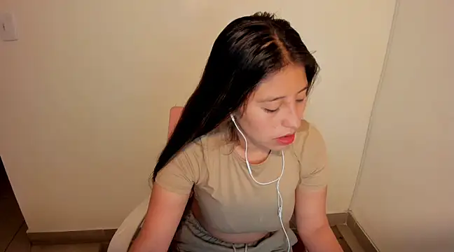 kiaraowen online show from February 21, 2025, 2:38 pm