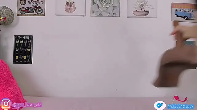 olivia22love online show from October 13, 2025, 1:12 pm