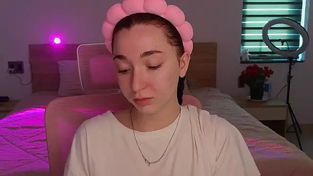 Snapshot of YasmineWest chatting on May 8, 2026, 12:47 am YasmineWest online show from May 8, 2026, 12:47 am