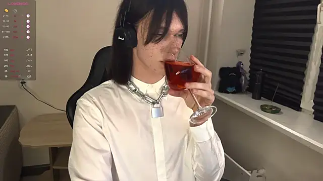 Snapshot of carthylovvve chatting on October 31, 2025, 4:36 pm carthylovvve online show from October 31, 2025, 4:36 pm