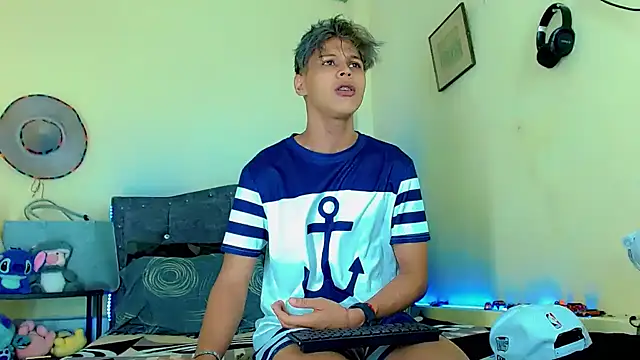 Liamscott  online show from April 8, 2026, 6:53 pm