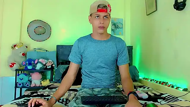 Liamscott  online show from March 31, 2026, 5:04 pm