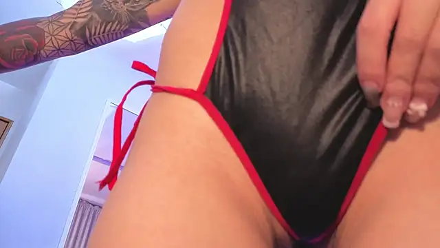 sarah cruzz  online show from April 10, 2026, 2:29 am