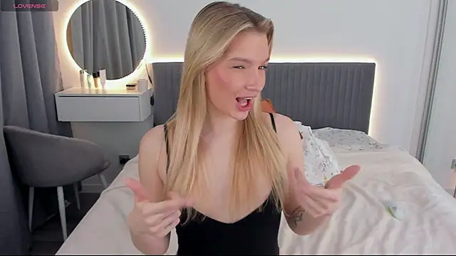 CassieRayss online show from February 16, 2025, 11:06 pm