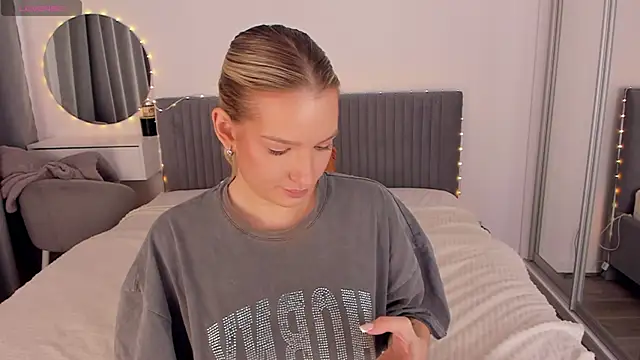 CassieRayss online show from April 16, 2026, 8:59 am