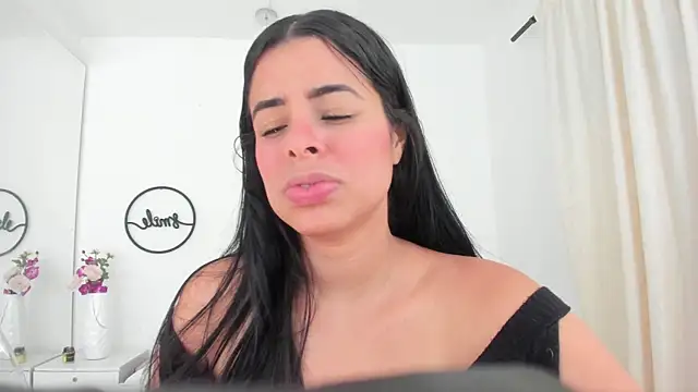 Snapshot of emma_castilloo chatting on February 1, 2025, 12:29 am emma castilloo online show from February 1, 2025, 12:29 am