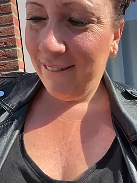 xsexycurvymilf online show from April 15, 2026, 8:42 am