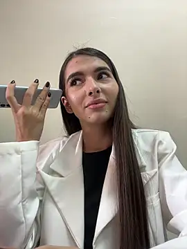 Coralinee 01 online show from November 13, 2025, 5:17 pm