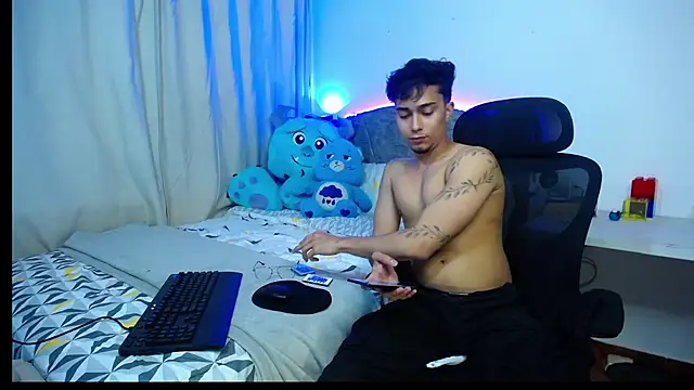 Thyler west18 online show from November 26, 2025, 12:10 am