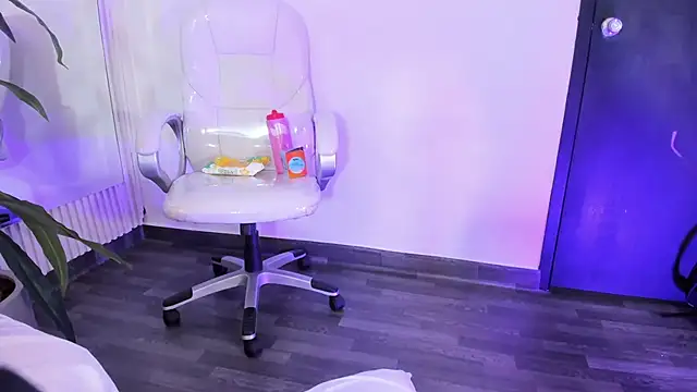 Snapshot of EriKlein chatting on October 8, 2025, 10:54 pm EriKlein online show from October 8, 2025, 10:54 pm