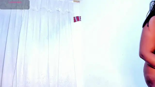 RoxannaBlanche online show from November 4, 2025, 1:37 pm