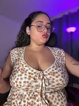 Snapshot of CurlyGirl_1 chatting on May 22, 2026, 2:09 am CurlyGirl 1 online show from May 22, 2026, 2:09 am