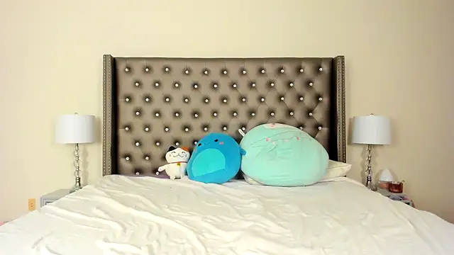 NadiaLyla online show from December 20, 2025, 4:26 am