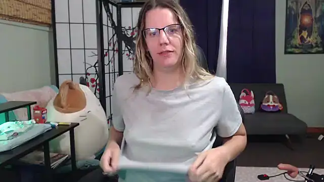 Sarahtineke online show from October 20, 2025, 2:06 pm